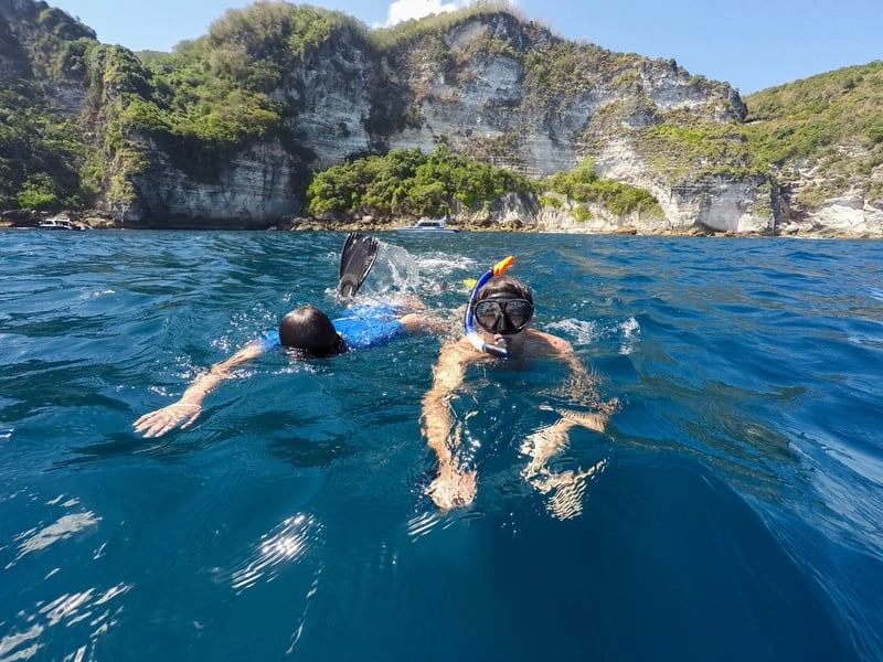 Equipo básico para snorkel en familia